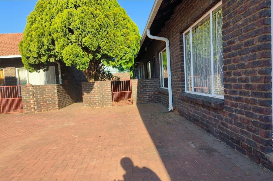 To Let 2 Bedroom Property for Rent in Oos Einde North West